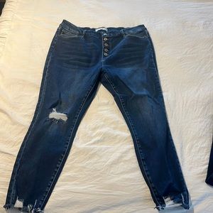 KanCan distressed Cropped jean curvy
